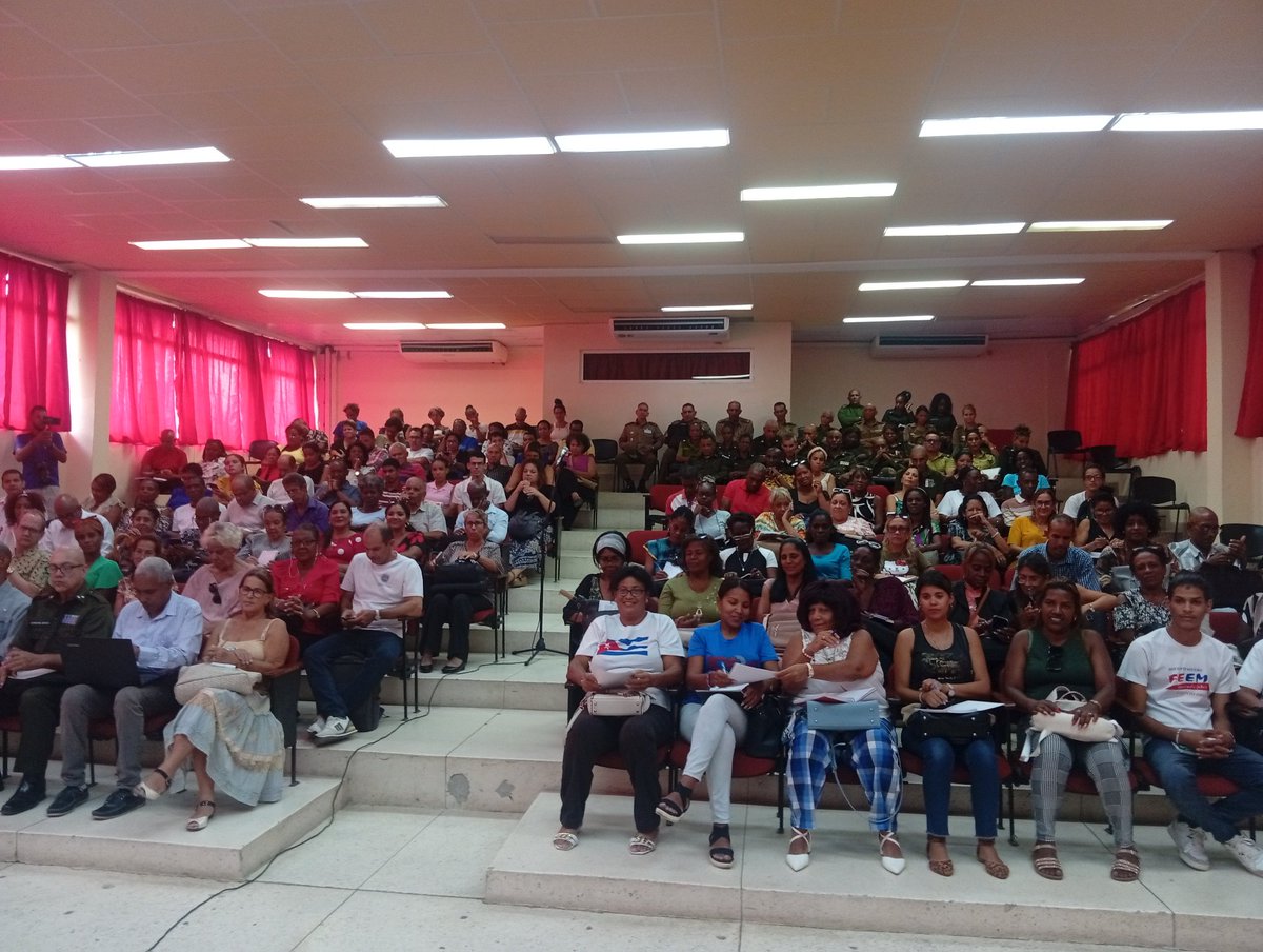 RaulSamon's tweet photo. Profundo análisis del Proyecto de Ley de la Educación en #SantiagoDeCuba con todos los organismos formadores #CubaMined @dpestgo https://t.co/ZDWNfzlrHn