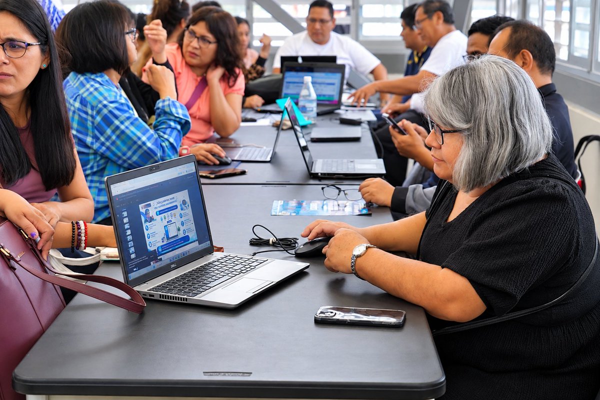 PeruEduca's tweet photo. 🤖Los profesores de #innovación pedagógica de la UGEL 01 fortalecieron sus competencias digitales durante una jornada de capacitación orientada al aprovechamiento pedagógico de la #InteligenciaArtificial.
📷 ¡Conoce los mejores momentos de esta jornada!
#EducaciónDigital https://t.co/JP653Aytkw