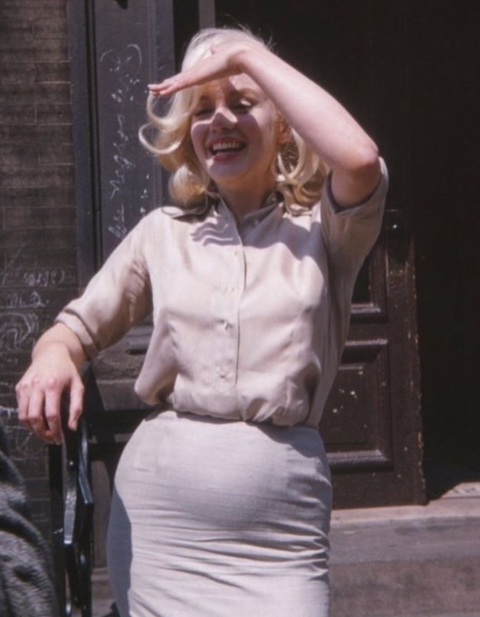 AlbumAura's tweet photo. Marilyn Monroe  in nyc ~1960 https://t.co/gSiUMHUNZh