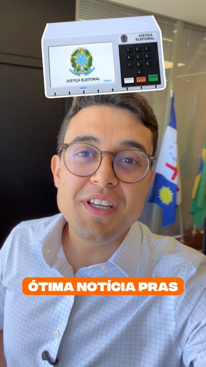 Man with glasses smiling with an image of a Brazilian electronic voting machine ('Justiça Eleitoral') placed above his head, with text 'ÓTIMA NOTÍCIA PRAS' at the bottom.