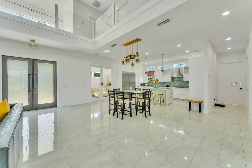 TheRealJAParker's tweet photo. A private Estates of Wilds Plantation setting with room for everyday life and entertaining. 🌿

10468 SW 32nd Ave: 5 bedrooms, 6 baths, 4,200 sq. ft., separate guest quarters. For rent at $8,000/mo.
https://t.co/kCfcNIfXU1
#GainesvilleRentals #LuxuryRental https://t.co/SeicFbV7f2