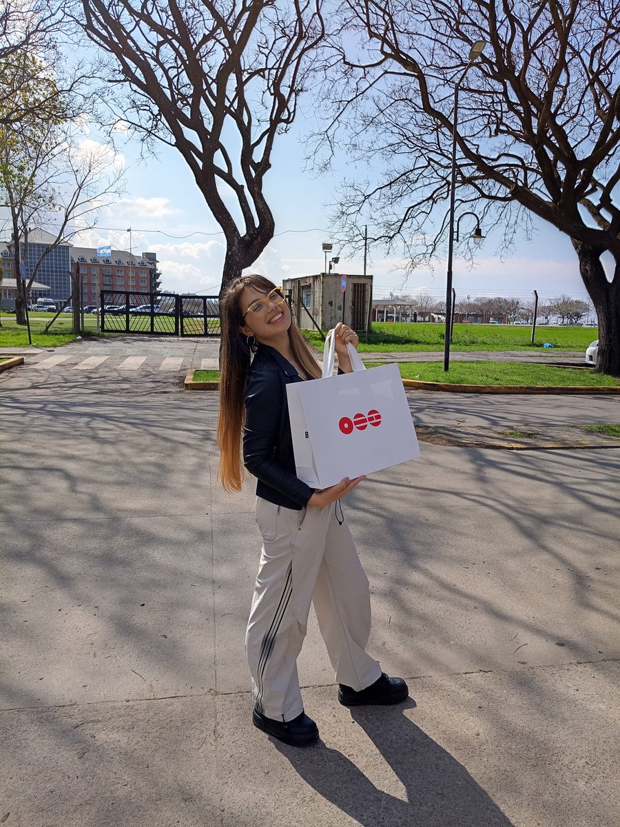 Katherine131102's tweet photo. Bellísimo, feliz por haber ido a la pop up, me compré mi primera Army bomb 🥹❤️ https://t.co/F3RVIZxjPC