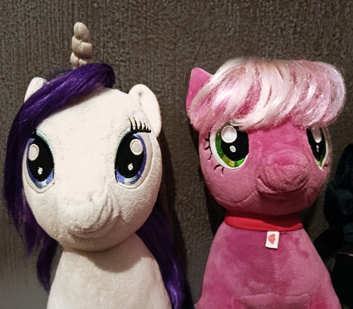 thee_rgan's tweet photo. Ya le conseguí una amiga a cheerilee, una Rarity... Además que me da una idea para un nuevo dibujo https://t.co/kkUtn6pKwJ