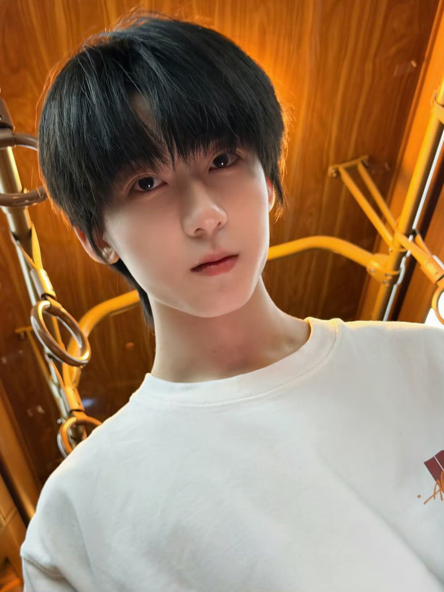 Yutanglele's tweet photo. 杨博文…狗血小说里清冷高傲的主角，因误会分开多年以后机缘巧合来到他的城市，结果最后一天真的在公交车上遇到了他，他偏头垂眸沉思故意露出白皙的脖颈让人脑海里闪回曾经在这上面留下过的齿痕红印和放肆拥抱时肥皂香的汗，手指也埋进他松软的头发，最后他走过来抬起湿漉漉的眼睛过来说好久不见 https://t.co/gbsKDYNZdr