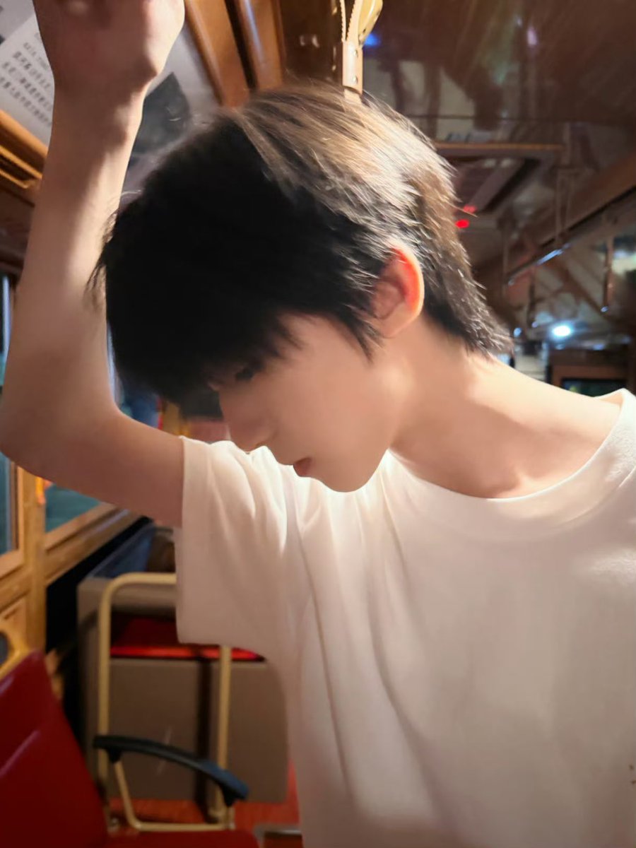 Yutanglele's tweet photo. 杨博文…狗血小说里清冷高傲的主角，因误会分开多年以后机缘巧合来到他的城市，结果最后一天真的在公交车上遇到了他，他偏头垂眸沉思故意露出白皙的脖颈让人脑海里闪回曾经在这上面留下过的齿痕红印和放肆拥抱时肥皂香的汗，手指也埋进他松软的头发，最后他走过来抬起湿漉漉的眼睛过来说好久不见 https://t.co/gbsKDYNZdr
