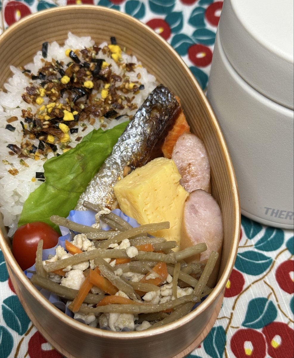 2s1N54JicbolGKZ's tweet photo. 久しぶりのお弁当作りと娘の給食に持たせる肉団子スープ☺️
インフルエンザで学校休んでる娘も元気になってきてよかった😊 https://t.co/vrx1vD0ZxE