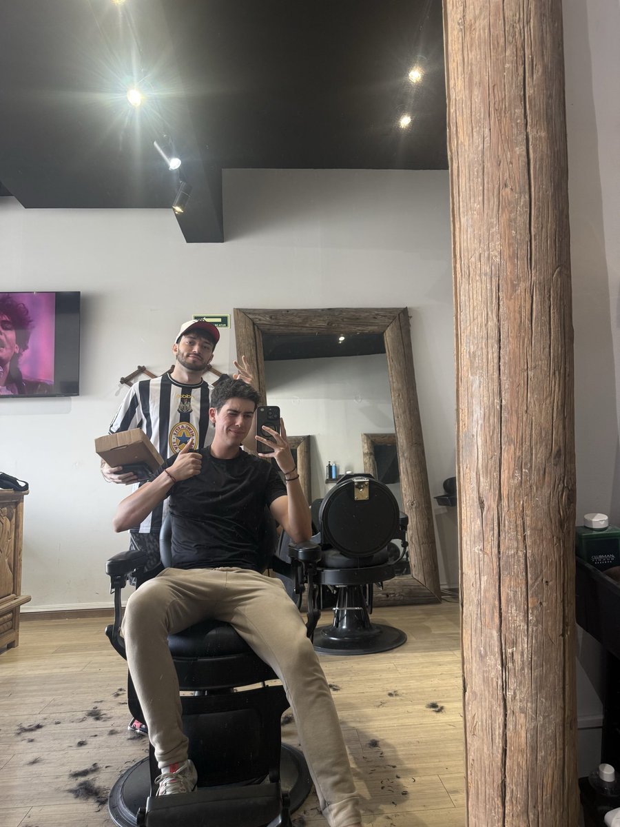 HasvikMC's tweet photo. Andamos en la barbería, llegando prendo chavalada https://t.co/j8qCCppIMn