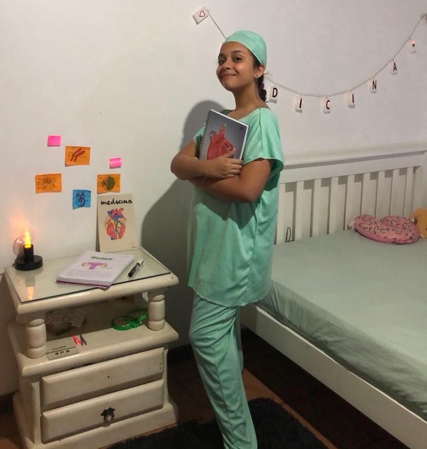 elassuchiha's tweet photo. “Personagens femininas não influenciam a jornada de uma garota”, mas essa era eu com 12 anos: 

(E para completar, serei a primeira pessoa da minha família a entrar em uma faculdade) 🩷🌸 https://t.co/l8fMZwHSeA