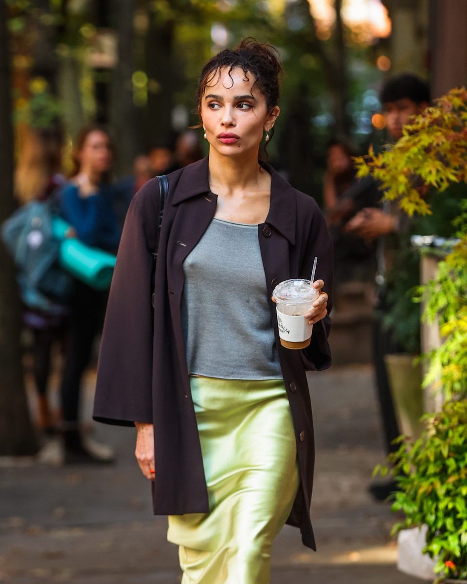 PageSix's tweet photo. Zoë Kravitz was spotted filming for Apple Studios' "Die Alive" in New York City. 🖤

📸: BACKGRID https://t.co/oNgMhy99ub