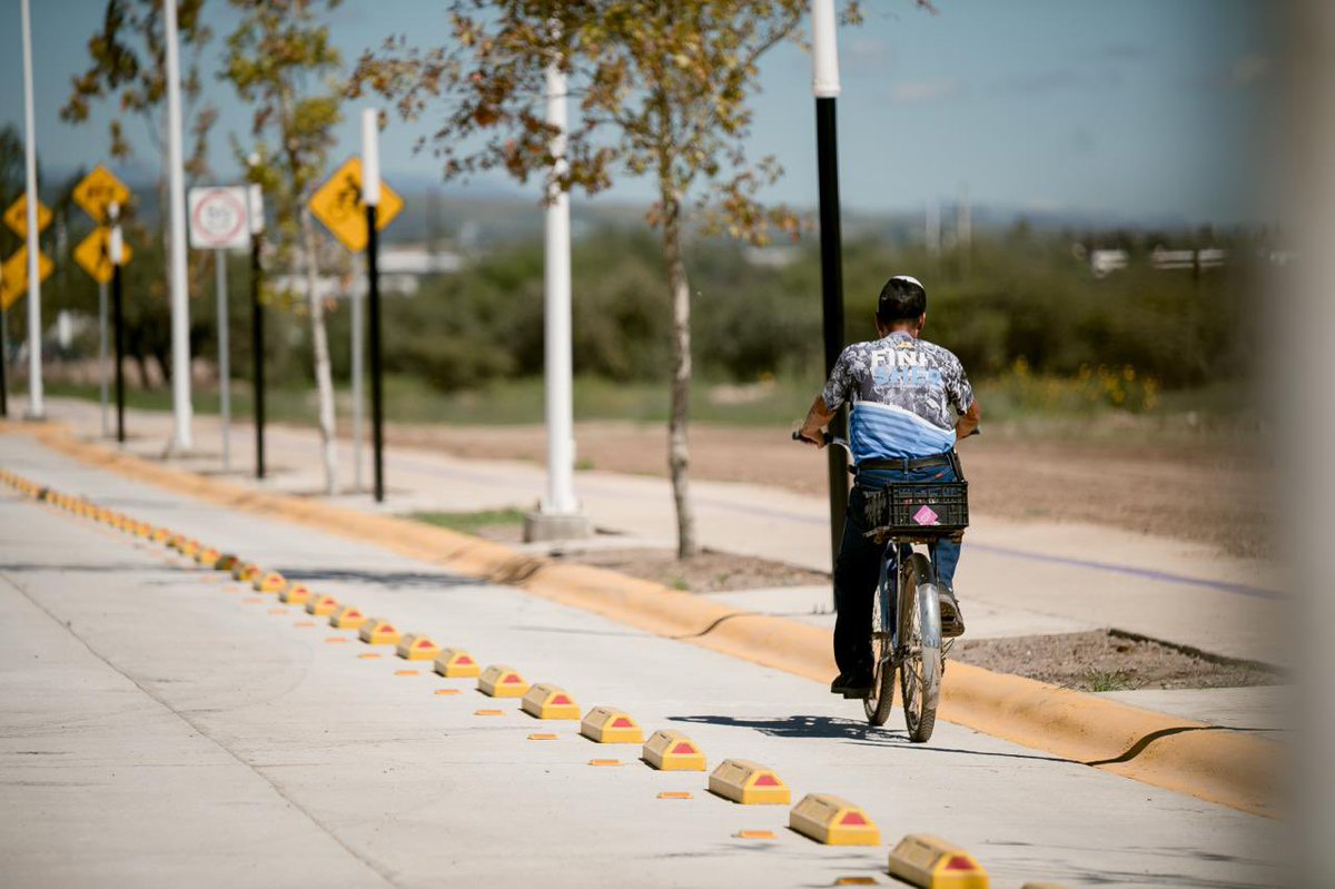 EVillegasV's tweet photo. 🚧🙌 ¡Río Grande ya está lista en su tercera etapa!

Muchas familias nos pidieron mejorar la movilidad en esta zona para que peatones, automovilistas y servicios de emergencia puedan transitar de manera más segura y rápida. En equipo con el presidente municipal @josejoseantonio, los escuchamos y les estamos cumpliendo. 🤝

Hoy contamos con concreto hidráulico, red de drenaje, luminarias y paso peatonal seguro. ¡Seguimos mejorando los caminos y cambiando la vida de las familias que diariamente transitan por aquí! 🙌