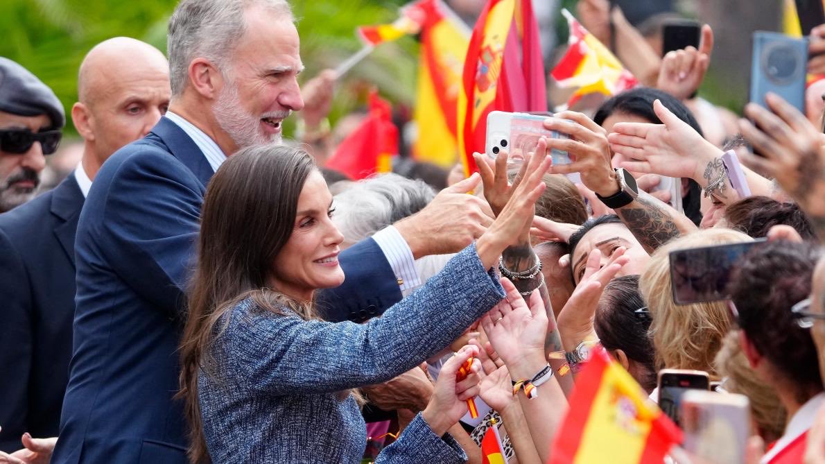 WesternSaharaQ's tweet photo. El 2 de noviembre de 1975, Juan Carlos visitó la ciudad de El Aaiún en una visita sorpresa para apoyar a los soldados españoles en el #SáharaOccidental.
El resto ya lo conocen...
La historia se repite... la segunda vez en forma de tragedia.
Y los españoles nunca aprenden de la historia...
Las visitas no implican soberanía... y la ocupación terminará algún día.

#CeutaEsMarroqui #Ceuta #Espana #FelipeVI #Marruecos