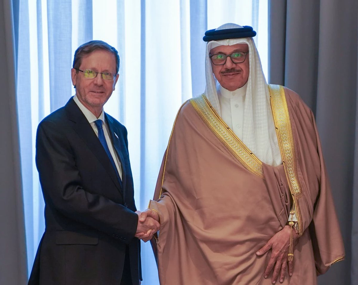 MenchOsint's tweet photo. Bahraini regime foreign minister met with the Israeli president today. https://t.co/uwHKhBdhxl