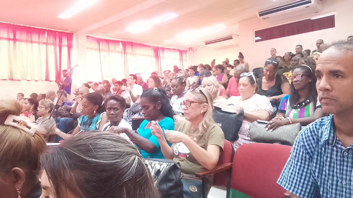 niurdisreyes's tweet photo. Se realiza la discusión del Anteproyecto de Ley de Educación con directivos,  docentes, representantes de organizaciones de los centros formadores de #SantiagoDeCuba dirigidos por cuadros del Mined y el MES @CubaMined @dpestgo https://t.co/crpHdPwSX7