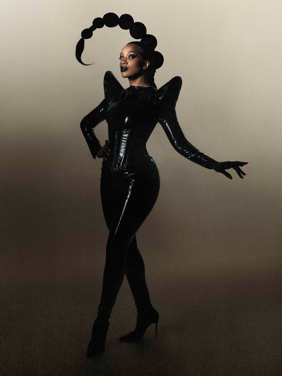 culturabraba's tweet photo. O comeback! Iza mostra sua versão de escorpião  e cobra com textos cheios de simbologia, cultura e ancestralidade em novas fotos https://t.co/1ztL8AqxHZ
