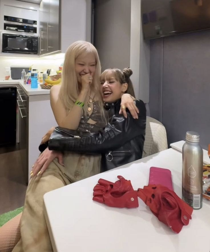 rainbow_grull's tweet photo. I've always seen Lisa and Rose as twins and their interactions make me so adorable. They freely show affection, hugging and kissing each other WITHOUT HAVING TO BE DISTURBED BY DELUSIVE SHIPPERS LIKE THIS 😒 https://t.co/Mu5GJwXLEF