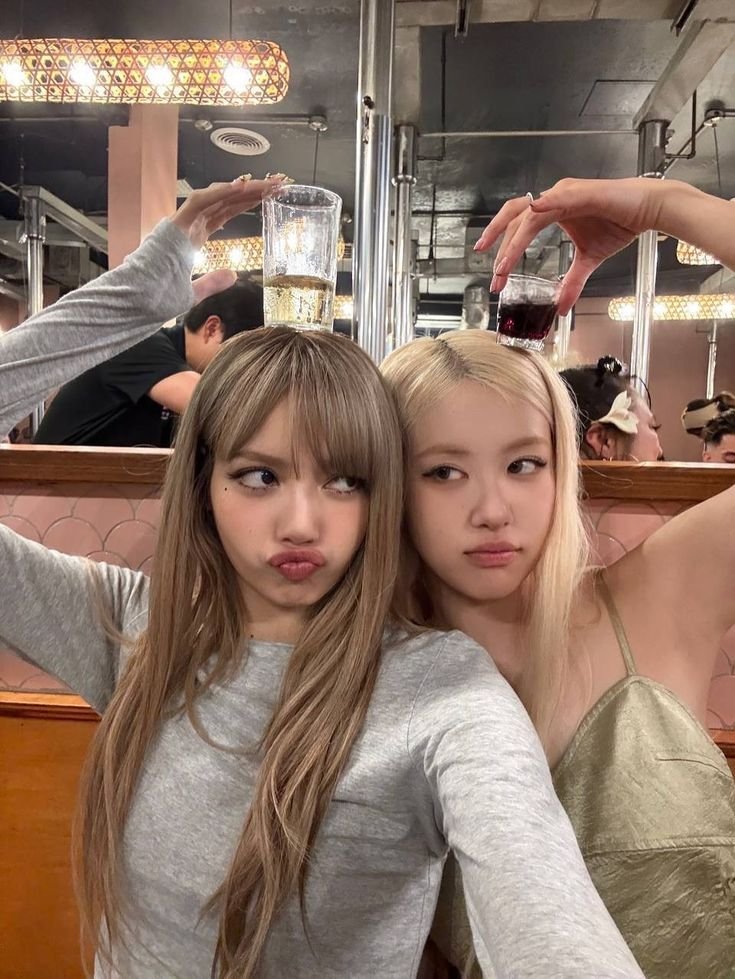 rainbow_grull's tweet photo. I've always seen Lisa and Rose as twins and their interactions make me so adorable. They freely show affection, hugging and kissing each other WITHOUT HAVING TO BE DISTURBED BY DELUSIVE SHIPPERS LIKE THIS 😒 https://t.co/Mu5GJwXLEF