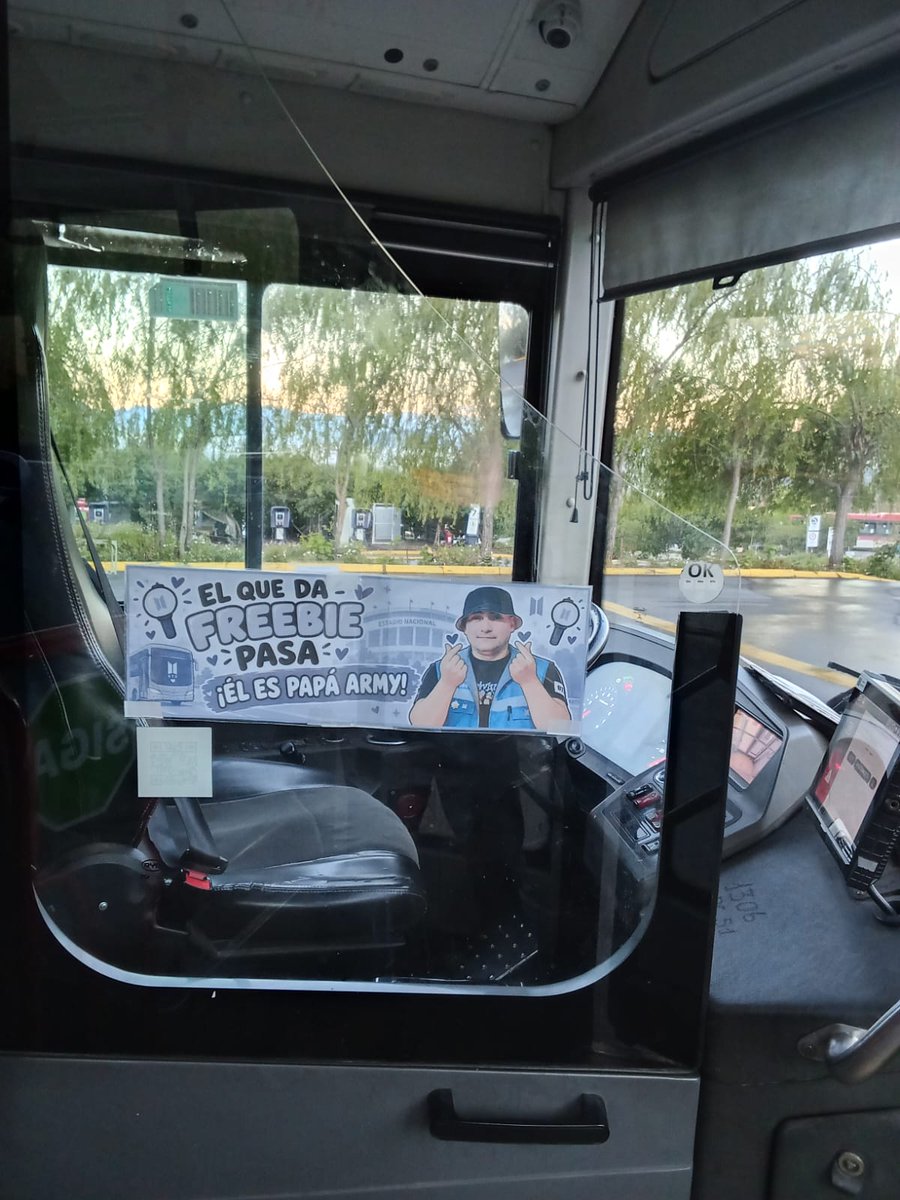 mimikittwn's tweet photo. ARMYgas mi papá trabaja en los buses Red que pasan afuera o alrededores del estadio el también quiere freebies, denle freebies no sean malas va estar haciendo los recorridos hoy 14 y el 16! 
#BTS_WORLDTOUR_ARİRANG
#BANGTANPALOOZA
#ARMY
#ARMYCHILE https://t.co/7VvlkPrCVV