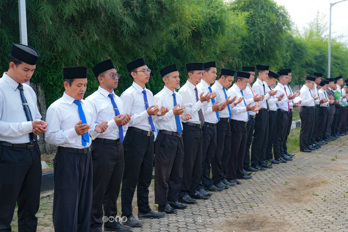 pesantrendn2's tweet photo. UPACARA PEMBUKAAN MUROJA'AH AMMAH KAMPUS 3

Potret kesiapan mental santri putra Kampus 3 Darunnajah 2 Cipining di Upacara Pembukaan Muroja'ah Ammah. Siap hadapi masa evaluasi dengan ikhtiar, doa &amp; kejujuran mutlak!

#Ujian #DarunnajahCipining https://t.co/pqtMrGLIGO
