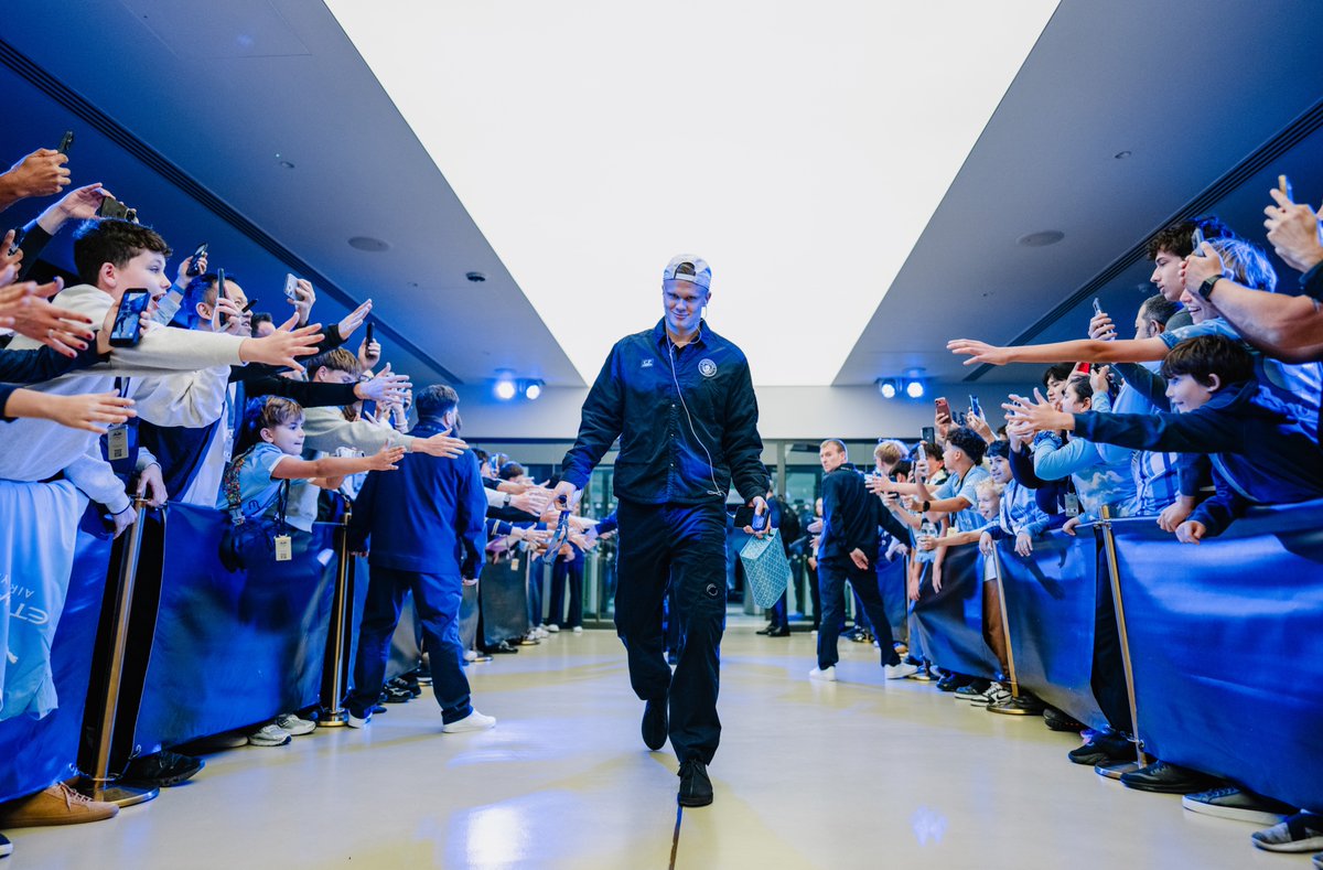 ManCity's tweet photo. 👋 @Erling 👋 https://t.co/2v80TDzYtL