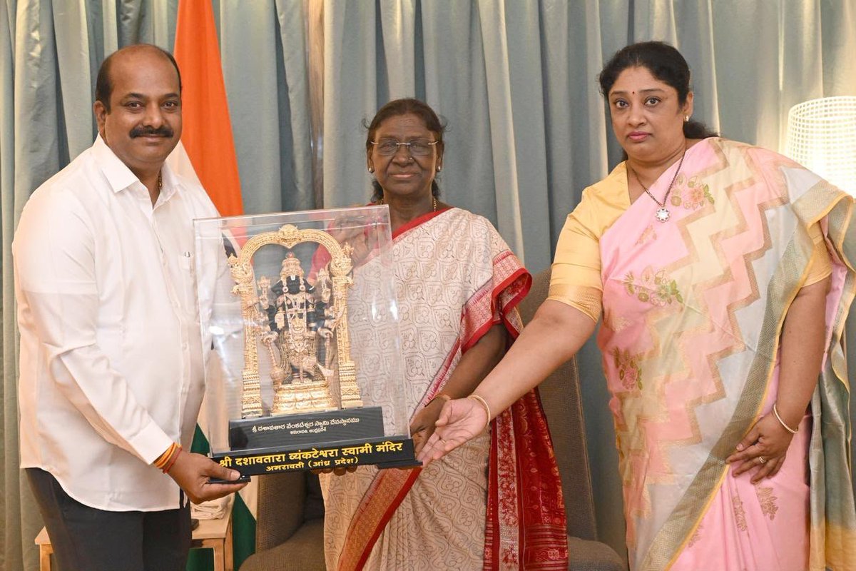 JanaSenaParty's tweet photo. గౌరవ రాష్ట్రపతి శ్రీమతి ద్రౌపది ముర్ము గారితో రాజ్యసభ సభ్యుడు శ్రీ లింగమనేని రమేష్ భేటీ

గౌరవ భారత రాష్ట్రపతి శ్రీమతి ద్రౌపది ముర్ము గారిని రాజ్యసభ సభ్యుడు శ్రీ లింగమనేని రమేష్, ఆయన సతీమణి శ్రీమతి సుమన  లింగమనేని బుధవారం మర్యాదపూర్వకంగా కలిశారు. విజయవాడలోని నోవాటెల్ హోటల్‌లో రాష్ట్రపతిని కలిసి పుష్పగుచ్ఛం అందజేసి మర్యాదపూర్వకంగా కలిసి మాట్లాడారు. ఈ సందర్భంగా రాష్ట్రపతికి మెమెంటో అందచేశారు.