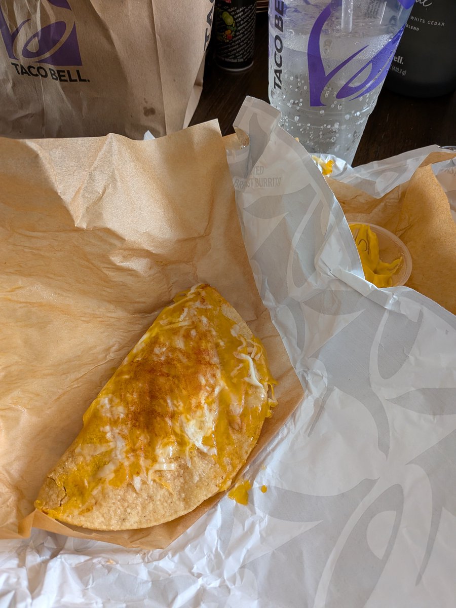 TheWarMan82's tweet photo. These chicken cantina tacos from Taco Bell are awesome. #tacobell https://t.co/QN3dDgnojM