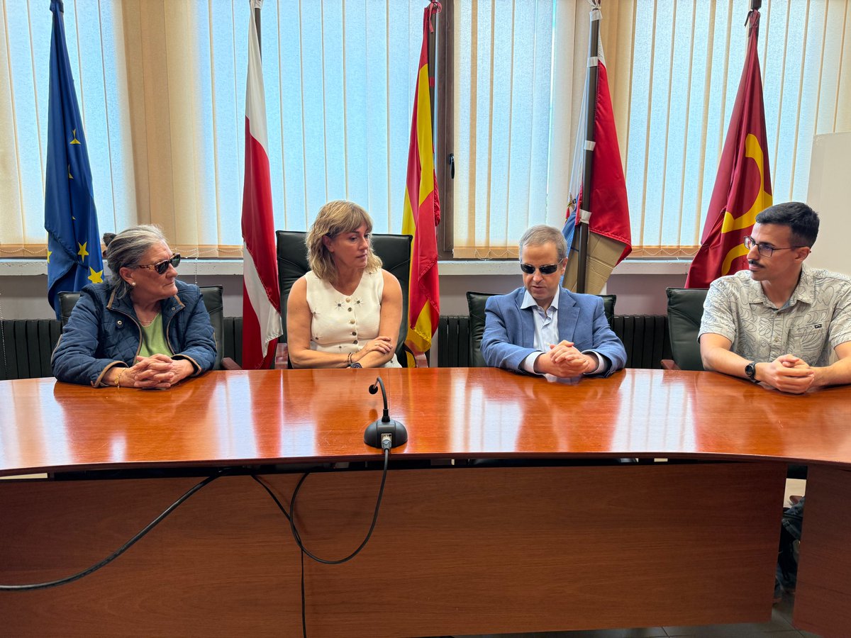 AytoPolanco's tweet photo. #PolancoSolidario #JuntosHacemosPolanco
La alcaldesa @rcdiazfer73  y la concejal Alicia Martínez han participado en una iniciativa de la ONCE dirigida a concienciar sobre las dificultades que encuentran las personas con discapacidad visual en sus desplazamientos cotidianos.
👇 https://t.co/gTeLvWPnCo