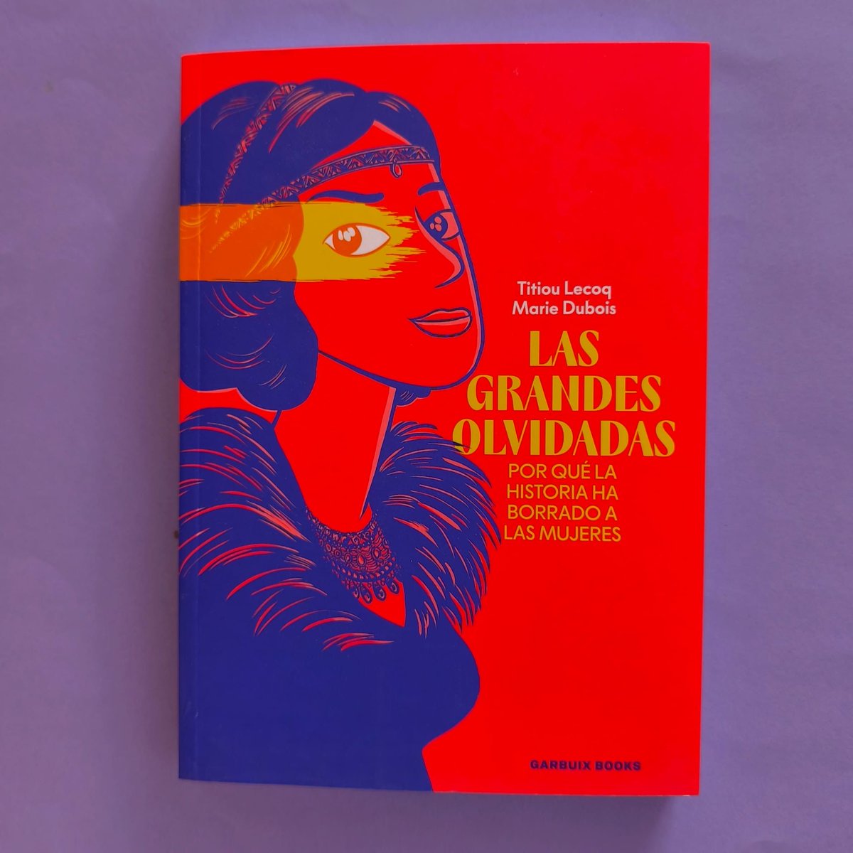 educacion3_0's tweet photo. #librodeldia. Un ensayo en formato cómic de auténtico culto que ha vendido más de 200 mil ejemplares en Francia y que devuelve a las mujeres al lugar que les corresponde en la historia. Su autora, Titiou Lecoq, es una ensayista, periodista y novelista francesa especializada en cuestiones de género e historia de las mujeres. Su punto de partida es bien sencillo: desde la Prehistoria hasta el siglo XX, las mujeres han cazado bisontes, construido imperios, liderado ejércitos, gobernado naciones y realizado descubrimientos científicos revolucionarios. Y, sin embargo, la mayoría de ellas están ausentes de los libros de historia. ¿A qué se debe este gran olvido? Lecoq analiza los mecanismos de esta visión sesgada de la historia. Basándose en los descubrimientos más recientes y a través de una investigación exhaustiva, devuelve la vida a rostros borrados, cuenta la historia de esas invisibles, tan numerosas, que han cambiado el mundo. @garbuixbooks