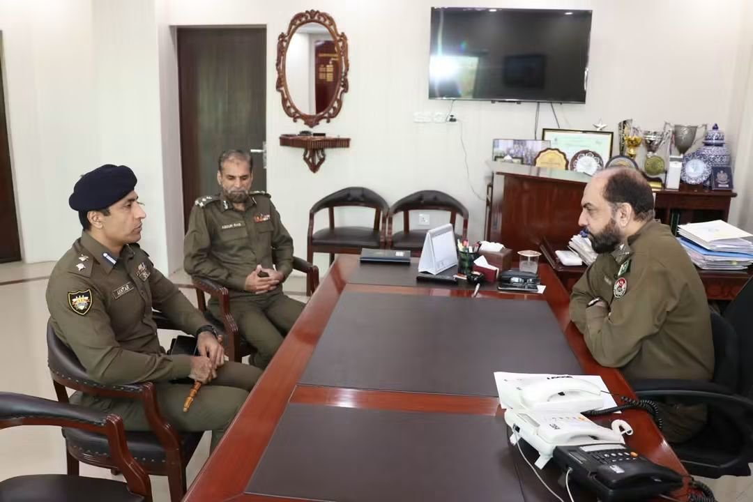OfficialSPPO's tweet photo. نئے تعینات ہونے والے سٹی پولیس آفیسر اختر فاروق کی ایڈیشنل ائی جی ساؤتھ پنجاب محمد کامران خان سے ساؤتھ پنجاب پولیس آفس میں ملاقات۔
Muhammad Kamran Khan
#muhammadkamrankhan
#igsouthpunjab #trendingpost #cpomultan #NewAppointment #policeofficer #police #LawAndOrder #PoliceAction https://t.co/8O4jCbGgIr