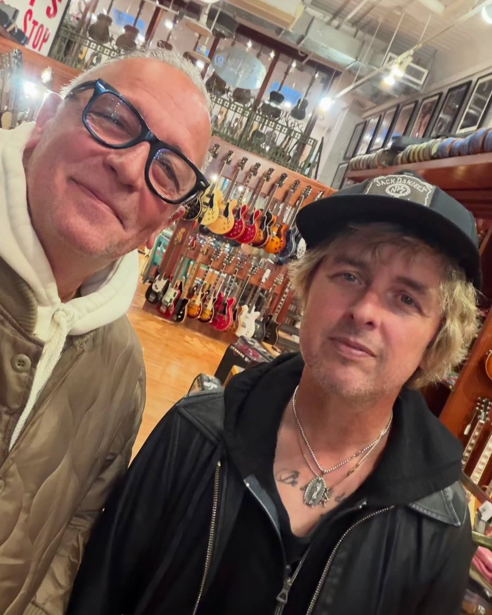 greenday_ita's tweet photo. Billie Joe, yesterday, at Rudy's Guitar Shop in SoHo, New York! 🎸🗽

📷alberto_venezia.

#greenday #billiejoearmstrong https://t.co/58C7m8Orvp