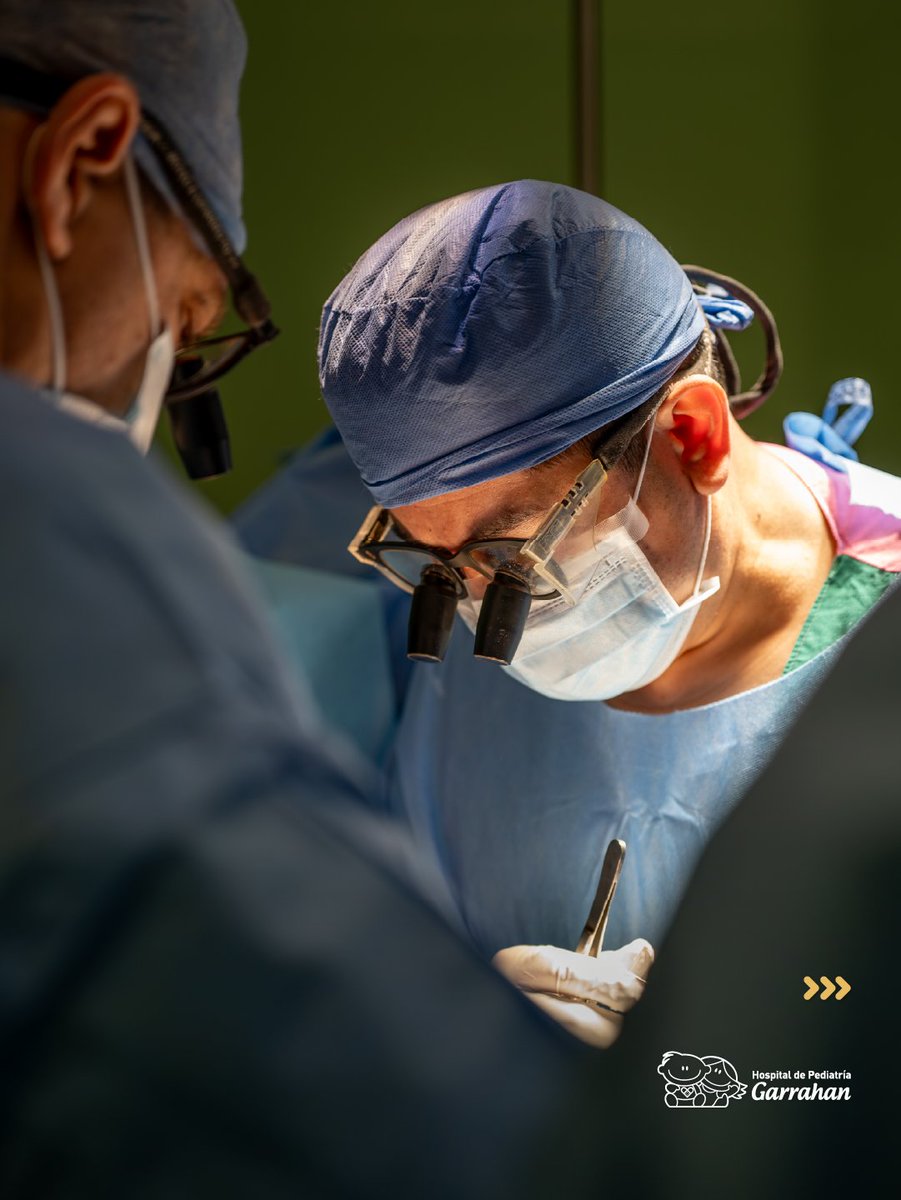 HospGarrahan's tweet photo. UNA CIRUGÍA INNOVADORA PARA MEJORAR LA CALIDAD DE VIDA DE UNA BEBÉ 

Nuestros médicos realizaron un cerclaje pulmonar a una bebé de 7 meses con una miocardiopatía dilatada severa que afectaba el funcionamiento de su corazón. 

La intervención busca mejorar su condición cardíaca y su calidad de vida. Es la primera vez que la técnica se realiza con este objetivo en Argentina y Latinoamérica. 

Con esta cirugía, el Garrahan incorpora una nueva estrategia para tratar enfermedades cardíacas graves en bebés y amplía las posibilidades de atención de alta complejidad pediátrica.