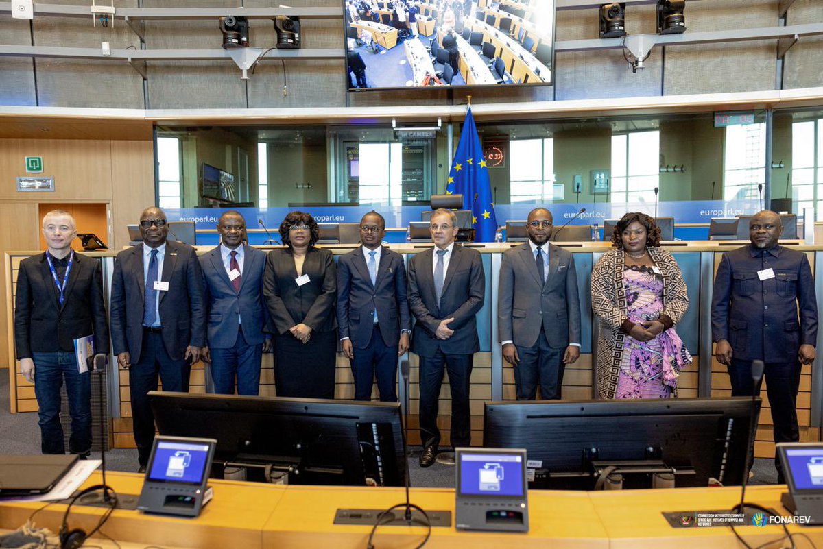 FonarevRDC's tweet photo. 🇨🇩🇪🇺 | LE FONAREV ET LA CIA-VAR PLAIDENT POUR LA RECONNAISSANCE DES GÉNOCIDES ET CRIMES CONTRE L’HUMANITÉ AU PARLEMENT EUROPÉEN

Ce mercredi, la conférence « Brisons le silence : 1996-2026, le Congo que nous avions choisi d’oublier » s’est tenue au Parlement européen.

Organisée par le FONAREV et la @cia_varRDC, et animée par le député européen @ThierryMARIANI , cette rencontre a réuni des parlementaires européens de tous bords, des victimes et des experts autour d’un enjeu majeur : la reconnaissance des crimes commis en République démocratique du Congo et la nécessité de rendre justice aux victimes.

Durant leurs échanges avec les parlementaires européens, la CIA-VAR et le FONAREV ont présenté leurs missions respectives en faveur de la réparation des victimes des conflits en République démocratique du Congo (RDC).

Les deux institutions ont alerté sur le sort des populations civiles, notamment des victimes de violences sexuelles utilisées comme arme de guerre. La CIA-VAR et le FONAREV ont plaidé pour la dignité des victimes, la reconnaissance internationale des crimes commis en RDC et la mise en place d’un tribunal chargé de juger les auteurs des crimes les plus graves.

Un moment particulièrement poignant a marqué ces échanges : le témoignage de Madame Mamie Kahambu, victime de la guerre à Goma. Revenant sur les atrocités qu’elle a subies, elle a lancé un appel aux parlementaires européens pour que des actions concrètes soient engagées afin de mettre fin aux conflits et de rendre justice aux victimes.
