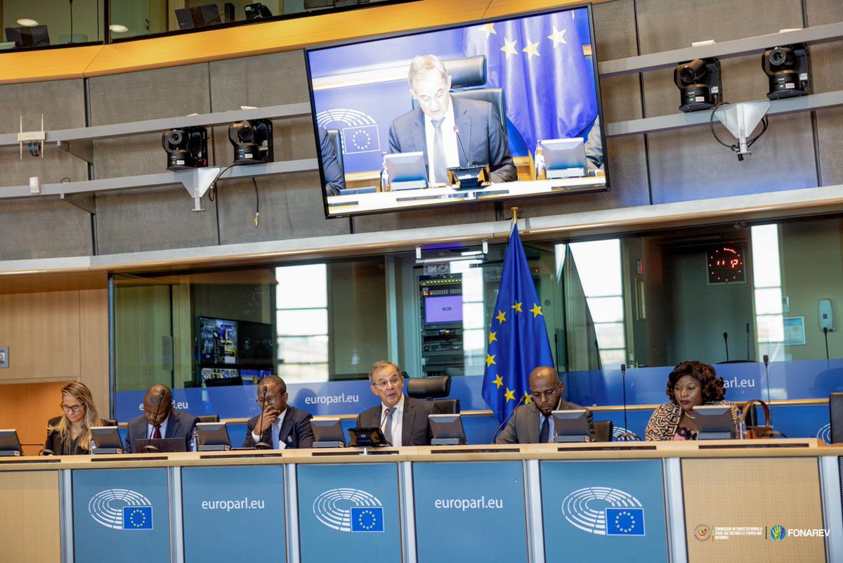 FonarevRDC's tweet photo. 🇨🇩🇪🇺 | LE FONAREV ET LA CIA-VAR PLAIDENT POUR LA RECONNAISSANCE DES GÉNOCIDES ET CRIMES CONTRE L’HUMANITÉ AU PARLEMENT EUROPÉEN

Ce mercredi, la conférence « Brisons le silence : 1996-2026, le Congo que nous avions choisi d’oublier » s’est tenue au Parlement européen.

Organisée par le FONAREV et la @cia_varRDC, et animée par le député européen @ThierryMARIANI , cette rencontre a réuni des parlementaires européens de tous bords, des victimes et des experts autour d’un enjeu majeur : la reconnaissance des crimes commis en République démocratique du Congo et la nécessité de rendre justice aux victimes.

Durant leurs échanges avec les parlementaires européens, la CIA-VAR et le FONAREV ont présenté leurs missions respectives en faveur de la réparation des victimes des conflits en République démocratique du Congo (RDC).

Les deux institutions ont alerté sur le sort des populations civiles, notamment des victimes de violences sexuelles utilisées comme arme de guerre. La CIA-VAR et le FONAREV ont plaidé pour la dignité des victimes, la reconnaissance internationale des crimes commis en RDC et la mise en place d’un tribunal chargé de juger les auteurs des crimes les plus graves.

Un moment particulièrement poignant a marqué ces échanges : le témoignage de Madame Mamie Kahambu, victime de la guerre à Goma. Revenant sur les atrocités qu’elle a subies, elle a lancé un appel aux parlementaires européens pour que des actions concrètes soient engagées afin de mettre fin aux conflits et de rendre justice aux victimes.