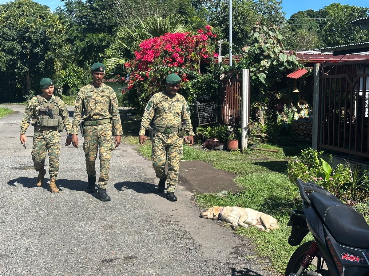 senafrontpanama's tweet photo. Unidades del Segundo Batallón Subteniente Aurelio C. Serracín, a través de UEANA y Seguridad Ciudadana, realizaron el programa Caminando Entre Veredas en Río Sereno, Renacimiento, promoviendo la integración comunitaria y la convivencia pacífica. https://t.co/coYOv9vXZn