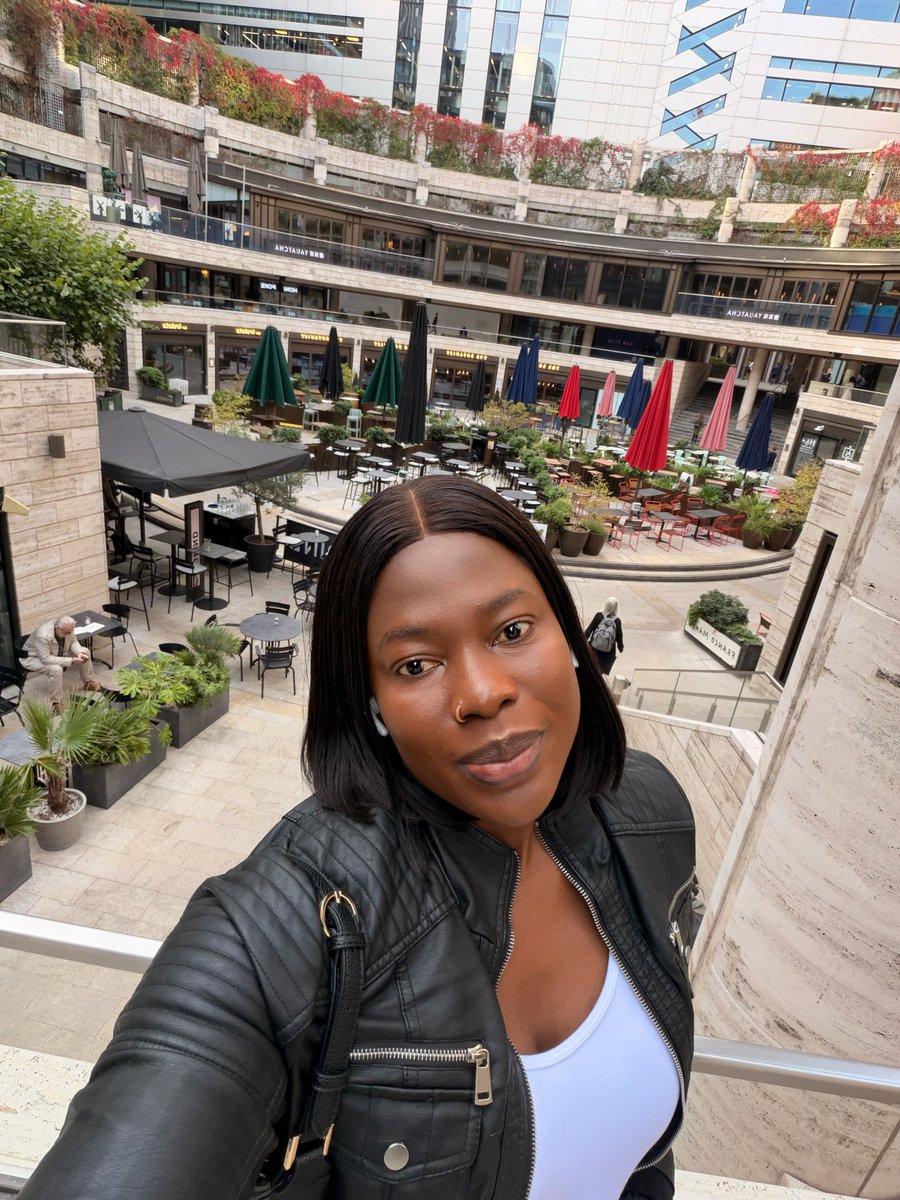 uniqcoda's tweet photo. The only thing on my mind in 2022 was to finish my masters with Distinction.

I got my Distinction in data science and was in the top 1% of my class!

Then I got my AI job, in Canary Wharf!

And I founded an AI company - Arvoa https://t.co/mUkLk1ILY9 

I’m building the next unicorn in fashion tech!

What are you building?