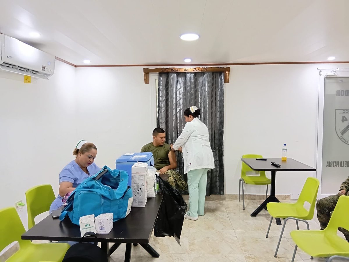 senafrontpanama's tweet photo. En atención al #PlanFirmeza, personal de enfermería del MINSA realizó una jornada de vacunación dirigida a las unidades del https://t.co/wZM1uZQODd B.G.M.Q.V. para prevenir enfermedades y fortalecer su salud integral. https://t.co/0eL4stKbMS