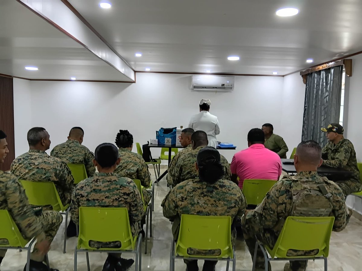 senafrontpanama's tweet photo. En atención al #PlanFirmeza, personal de enfermería del MINSA realizó una jornada de vacunación dirigida a las unidades del https://t.co/wZM1uZQODd B.G.M.Q.V. para prevenir enfermedades y fortalecer su salud integral. https://t.co/0eL4stKbMS