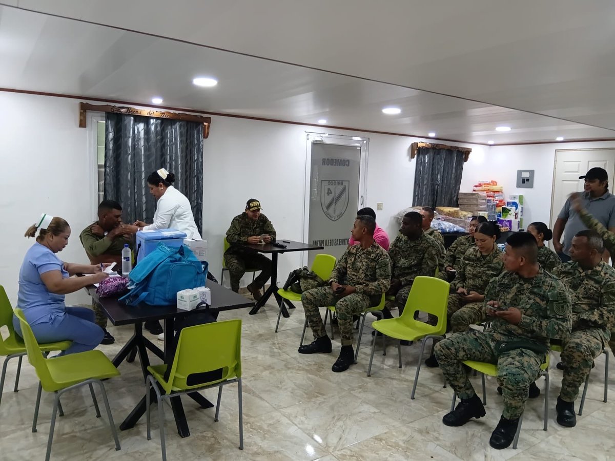 senafrontpanama's tweet photo. En atención al #PlanFirmeza, personal de enfermería del MINSA realizó una jornada de vacunación dirigida a las unidades del https://t.co/wZM1uZQODd B.G.M.Q.V. para prevenir enfermedades y fortalecer su salud integral. https://t.co/0eL4stKbMS