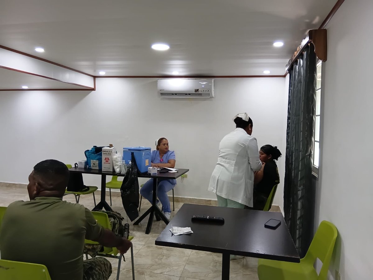 senafrontpanama's tweet photo. En atención al #PlanFirmeza, personal de enfermería del MINSA realizó una jornada de vacunación dirigida a las unidades del https://t.co/wZM1uZQODd B.G.M.Q.V. para prevenir enfermedades y fortalecer su salud integral. https://t.co/0eL4stKbMS
