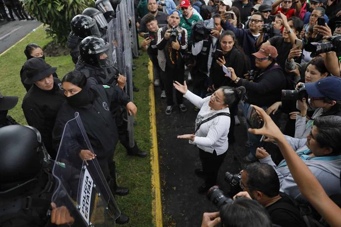 CANAL44TV's tweet photo. Diputados exigen la destitución inmediata del secretario de Seguridad Pública, Juan Pablo Hernández, y la responsabilidad legal de los autores de la violencia ilegal y represión en la manifestación del domingo frente a Casa Jalisco.
Comparte @IpvegaPerez 👇
https://t.co/oKlfTJdytA