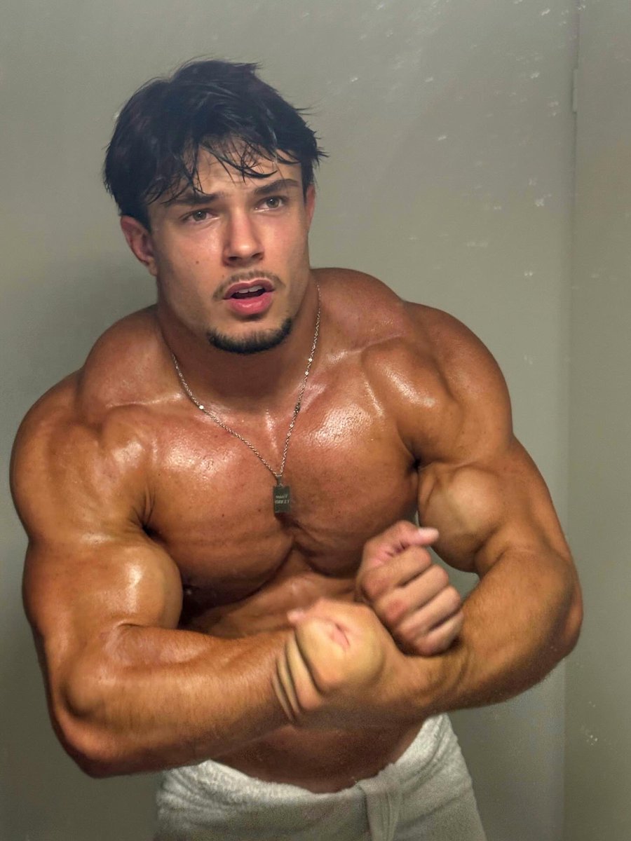 alphamikebackup's tweet photo. Thick arms.wide chest,heavy 😈 presence.

#muscleGod #muscleworship #cashking #cashalpha #biceps #bicepsking https://t.co/VKXJDlgPn1