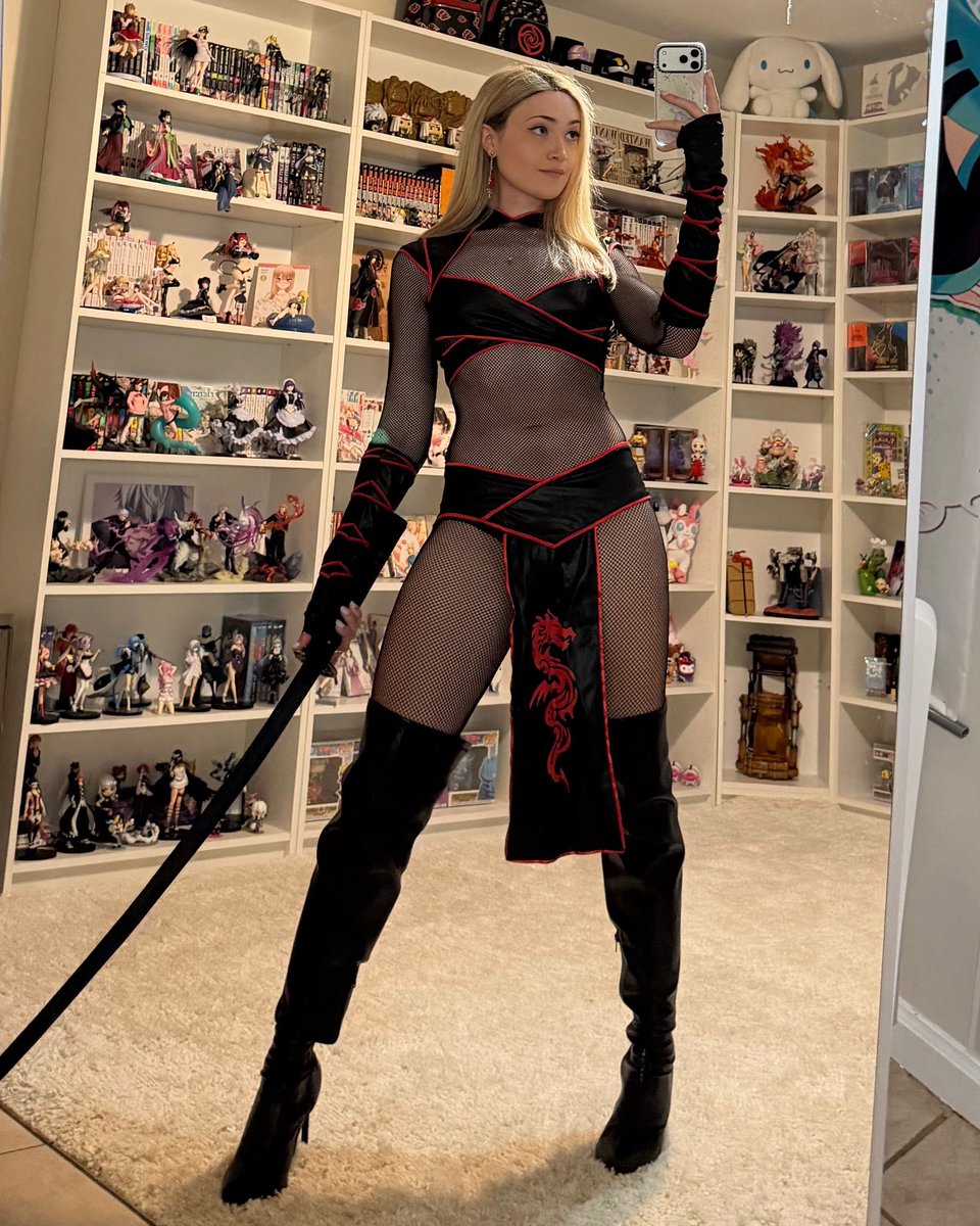 Mich196000's tweet photo. Nothing hotter then a girl with a sword https://t.co/cFZhF7Clps