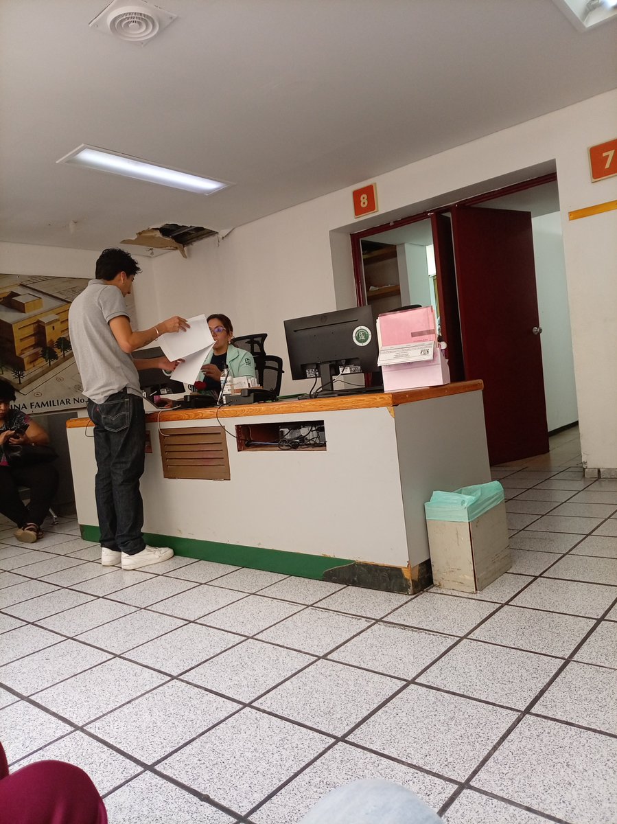 Francisco20014's tweet photo. @Tu_IMSS @SriaGral_IMSS @IMSS_Bienestar Nos reportan así el techo del tercer piso de la clínica 3 afuera del consultorio 8 en Gustavo A Madero . Colapsado y con goteras en temporada de lluvias.Urge atención. https://t.co/X3CsfeIgmP