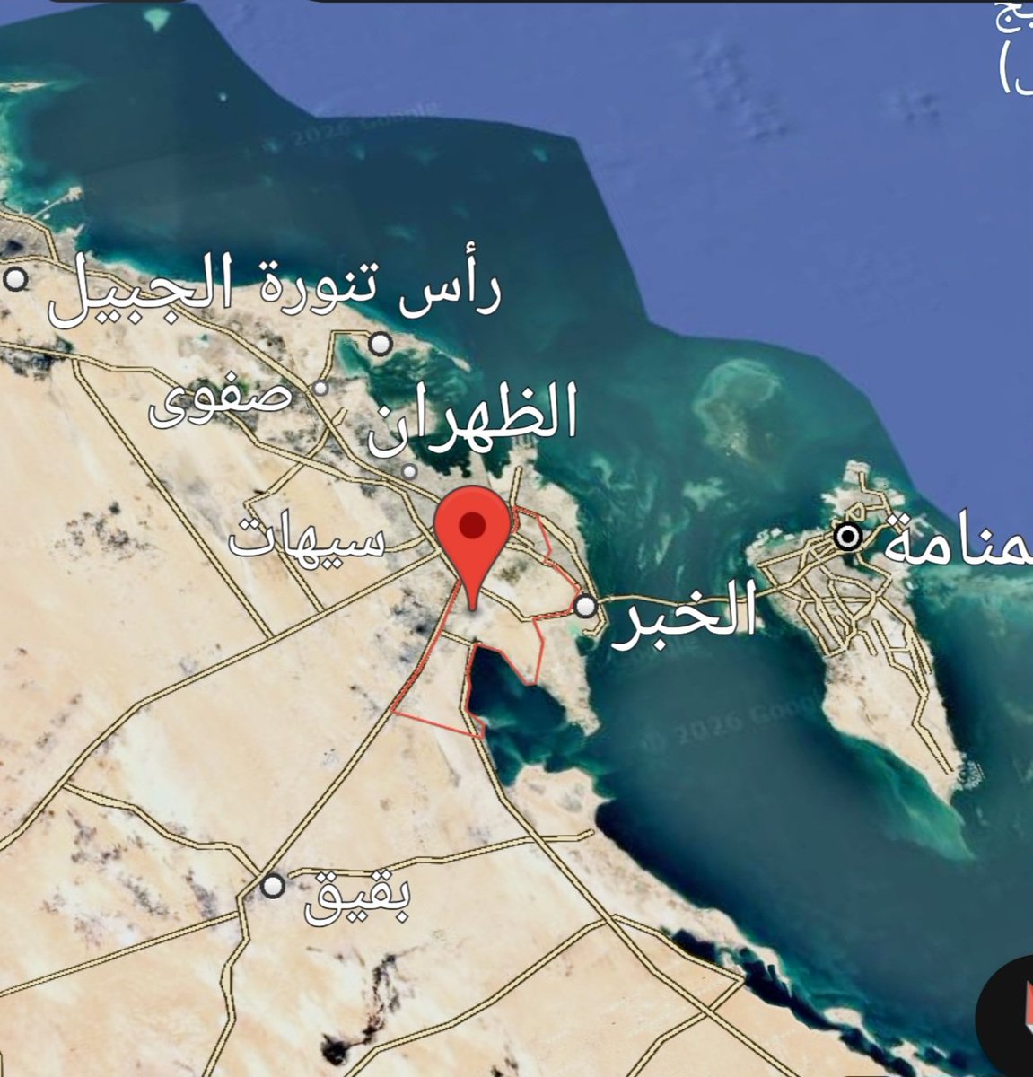 MohammedAlfrah's tweet photo. بالأمس، دكّت القوات المسلحة اليمنية المقر الرئيسي لأرامكو في الظهران، على حدود دولة البحرين في أقصى المنطقة الشرقية من السعودية، على ساحل الخليج العربي، بالقرب من الدمام والخبر.

القضية هنا لا تتعلق بالجرأة أو دقة إصابة الهدف رغم بُعد المسافة فحسب، بل تتجاوز ذلك إلى تحدّي منظومات الدفاع الجوي السعودي المتعددة والحديثة، ومدى قدرتها على التصدي للصواريخ.

حيث تمتلك قوات الدفاع الجوي السعودي منظومات متعددة، أبرزها "سكاي غارد" للدفاع القريب، و"باتريوت" للتصدي للتهديدات الجوية والصواريخ الباليستية، و"ثاد" لاعتراض الصواريخ الباليستية على ارتفاعات عالية. ورغم تكامل هذه المنظومات وتطورها، فإنها عجزت عن اعتراض الصواريخ اليمنية.

ومن هنا تبرز أهمية ما تمتلكه اليمن من قدرات عسكرية متطورة، صُنعت بأيادٍ يمنية، بما يعكس مسارًا من التطوير وبناء القدرات الوطنية.

وهنا، نحمد الله سبحانه وتعالى ونشكره؛ فهو الذي وفّق وأعان وهدى إلى التصنيع والتطوير، وإلى إصابة الأهداف واختيارها والتوقيت المناسب، وله الفضل أولًا وآخرًا في كل شيء.

كما نحمده ونشكره على هذه القيادة التي تسعى إلى امتلاك كل ما يعزّ اليمن ويرفع رأسه ويدافع عنه، وعلى هؤلاء الأبطال العظماء الذين يبذلون جهودهم في سبيل الله، دفاعًا عن وطنهم وكرامته وسيادته.