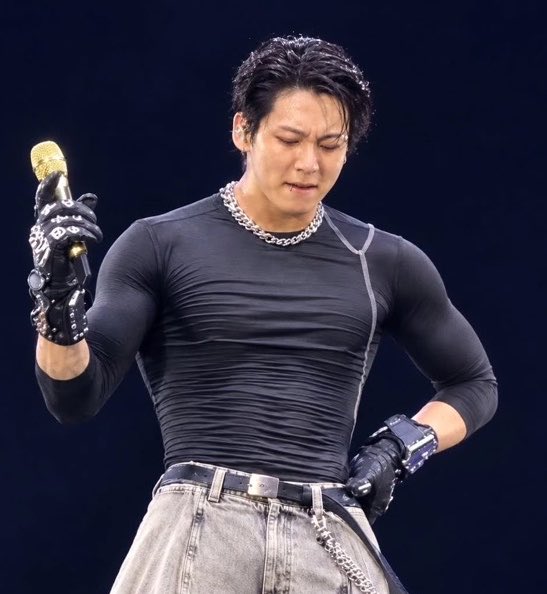 JEONKH_'s tweet photo. THE MUSCLES??? THE CHEST??? I'M DONE https://t.co/eIboSIvhgs