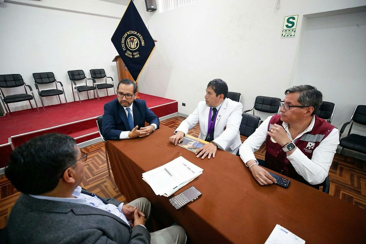 Minsa_Peru's tweet photo. 🤝 Sumamos esfuerzos por la salud en Cusco.
El ministro Luis Dyer se reunió con el gremio de la Federación de Médicos para escuchar de primera mano sus principales necesidades. A través de este diálogo abierto, buscamos articular soluciones que beneficien tanto a los profesionales de la salud como a los pacientes de la región. 

¡Trabajando juntos, transformamos la salud!