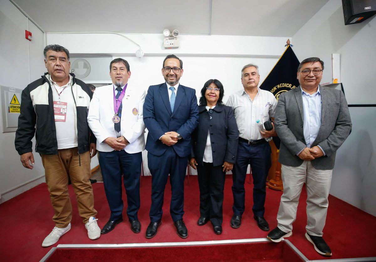 Minsa_Peru's tweet photo. 🤝 Sumamos esfuerzos por la salud en Cusco.
El ministro Luis Dyer se reunió con el gremio de la Federación de Médicos para escuchar de primera mano sus principales necesidades. A través de este diálogo abierto, buscamos articular soluciones que beneficien tanto a los profesionales de la salud como a los pacientes de la región. 

¡Trabajando juntos, transformamos la salud!