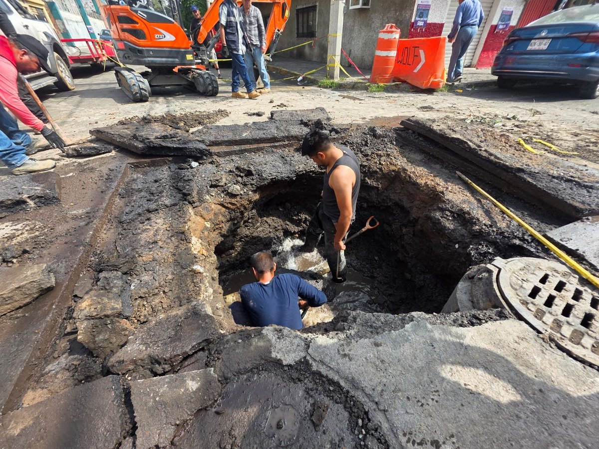 AzcapotzalcoMx's tweet photo. 🚧 Seguimos trabajando por la seguridad de nuestras calles.

Continuamos con los trabajos de atención al socavón ubicado en la 1.ª de Miguel Hidalgo, en Santa Bárbara, para avanzar en la recuperación de la infraestructura y brindar mayor seguridad a quienes transitan por la zona.

#Azcapotzalco #MenosEscritorioMásTerritorio