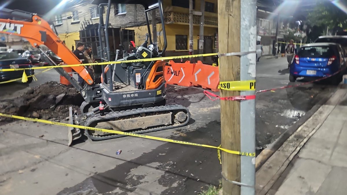 AzcapotzalcoMx's tweet photo. 🚧 Seguimos trabajando por la seguridad de nuestras calles.

Continuamos con los trabajos de atención al socavón ubicado en la 1.ª de Miguel Hidalgo, en Santa Bárbara, para avanzar en la recuperación de la infraestructura y brindar mayor seguridad a quienes transitan por la zona.

#Azcapotzalco #MenosEscritorioMásTerritorio