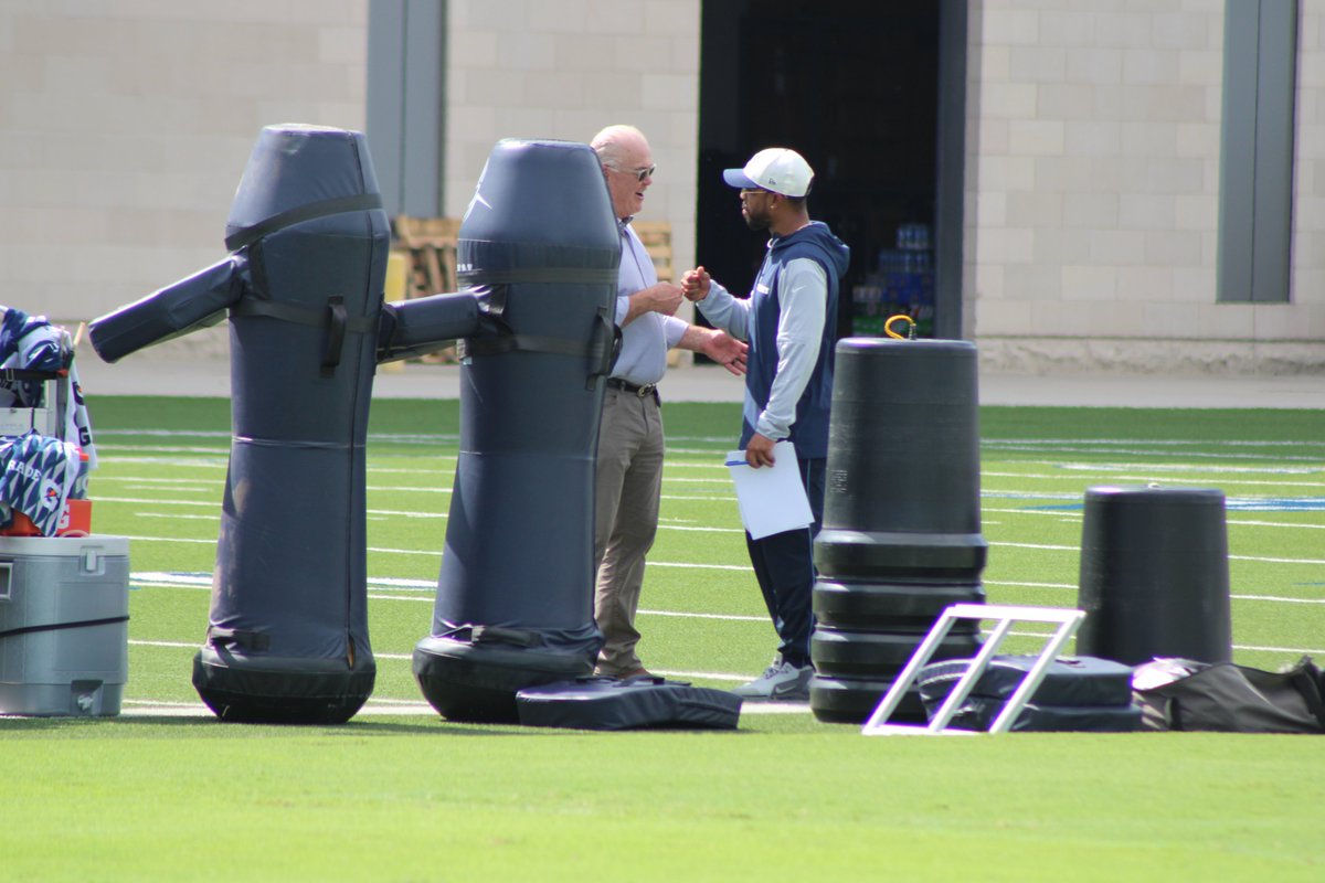 NickHarrisFWST's tweet photo. Cowboys EVP Stephen Jones had a roughly 90-second conversation with DC Christian Parker before practice today. Looked to be a supportive one from a distance. https://t.co/6Q5X7Apnk2