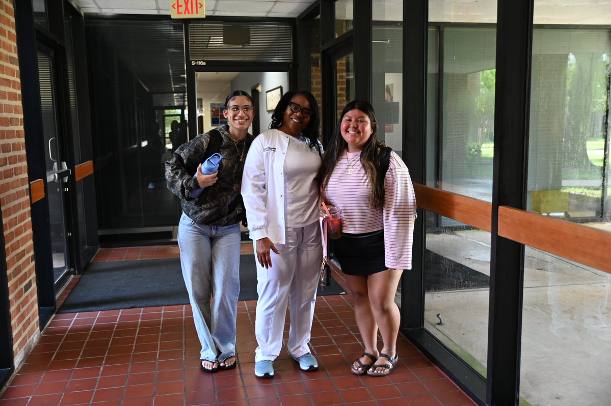 Alief_Career's tweet photo. Nurse Williams' seniors learned a lot on their recent college visit to Houston Christian College (HCU). It's a much anticipated twice a year visit by students and staff. Look closely and you'll see former students as well. #AliefCTE #WeAreAlief https://t.co/VV7CRA83jj